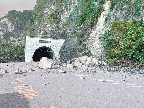 蘇花公路崇德隧道口交通受阻。
