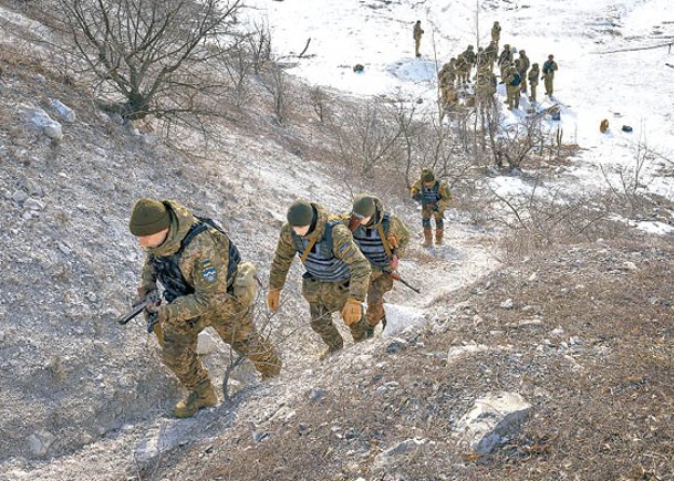 烏克蘭士兵接受作戰訓練。