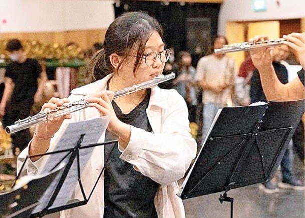 王千怡逐漸享受音樂演奏。