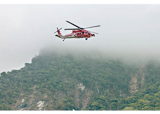 直升機趕赴災區救援。