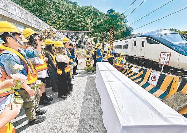 太魯閣列車出軌事故罹難者家屬周二曾在隧道附近舉行追思會。