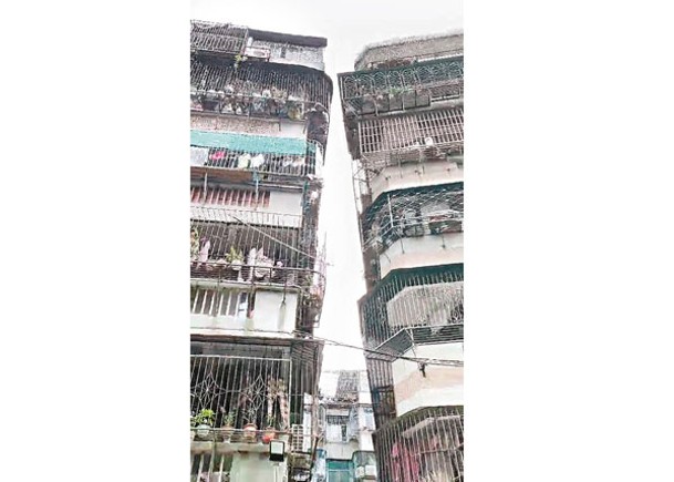 汕頭有住宅於台灣花蓮地震後，向相鄰住宅傾斜。