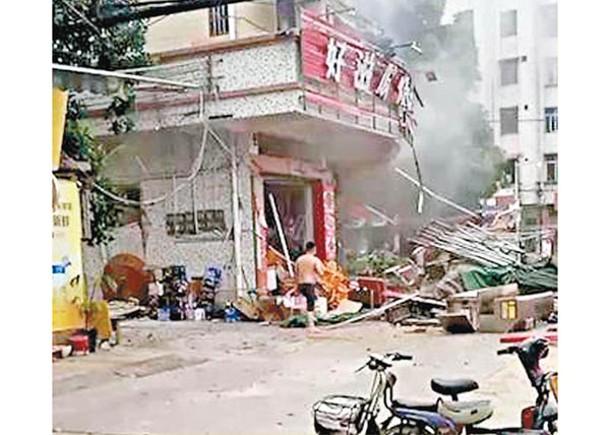 燒烤店疑似液化氣罐洩漏引發爆炸，造成3名途人受傷。