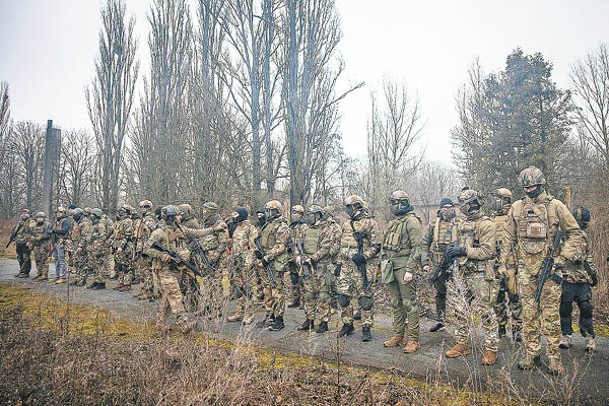 北約承諾繼續援助烏克蘭；圖為烏克蘭平民接受軍事訓練。（Getty Images圖片）