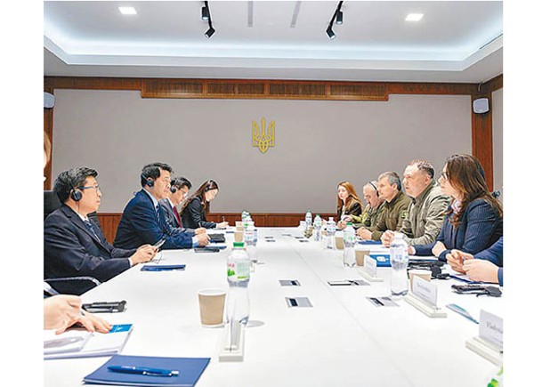 中國政府曾經派出代表團（左）到烏克蘭與烏方官員會談。
