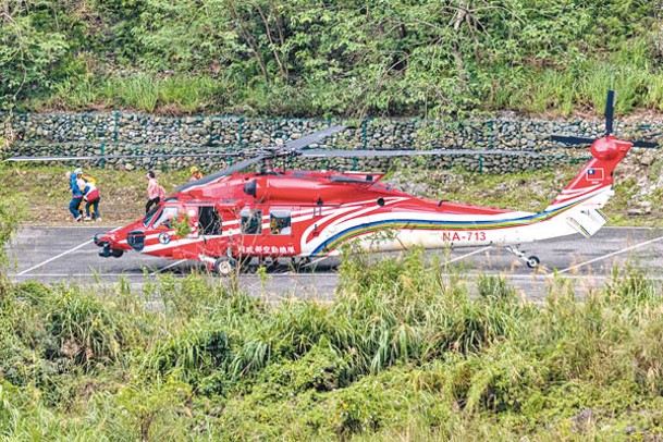 空勤總隊出動直升機接走受困民眾。（Getty Images圖片）