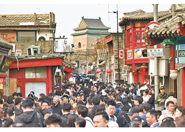 民眾趁清明小長假前往北京旅遊。（中新社圖片）
