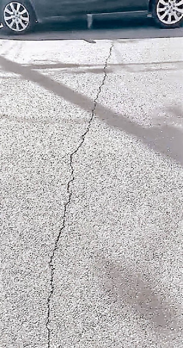 紐約道路在地震後出現裂縫。
