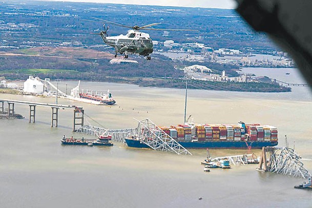 拜登登上總統專用直升機海軍一號視察災情。