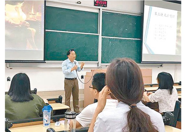 胡宜安（持咪者）教授的生死課大受學生歡迎。