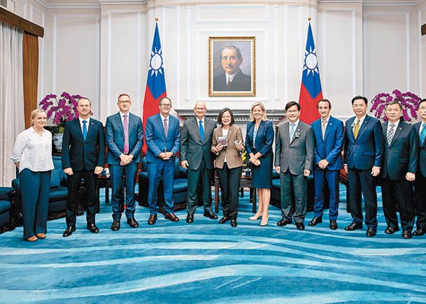 台灣總統蔡英文（左六）接見澳洲跨黨派國會議員訪問團。
