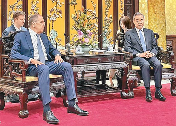 俄羅斯外交部長拉夫羅夫（左）與中國外交部長王毅（右）舉行會談。