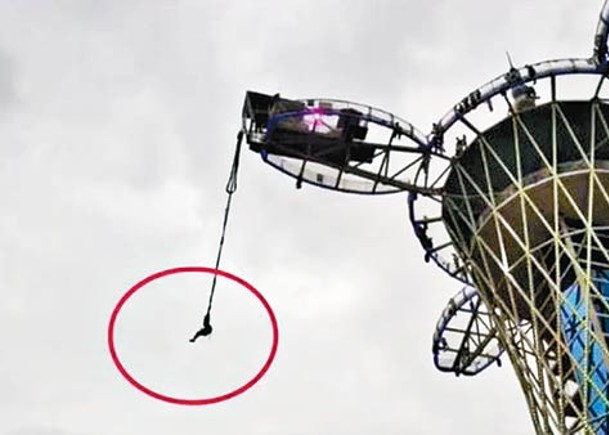 笨豬跳遊樂設備發生故障，致遊客懸掛半空。