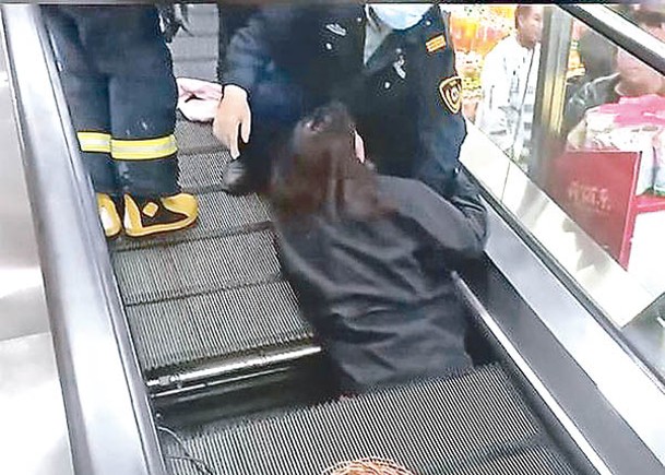 女子腰部以下部位被捲入扶手電梯，導致皮肉分離。