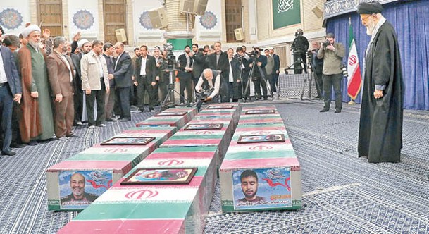 伊朗最高精神領袖哈梅內伊（右）為遇難聖城旅要員舉行葬禮儀式。