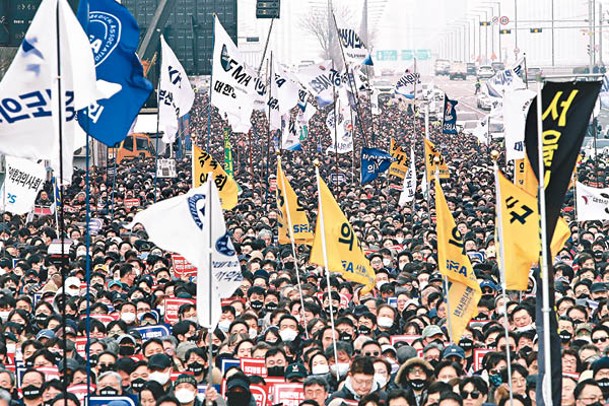 南韓醫生持續罷工，反對醫科大學擴招。