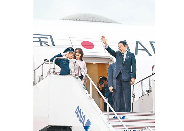 岸田文雄（右）乘坐專機前往美國訪問。