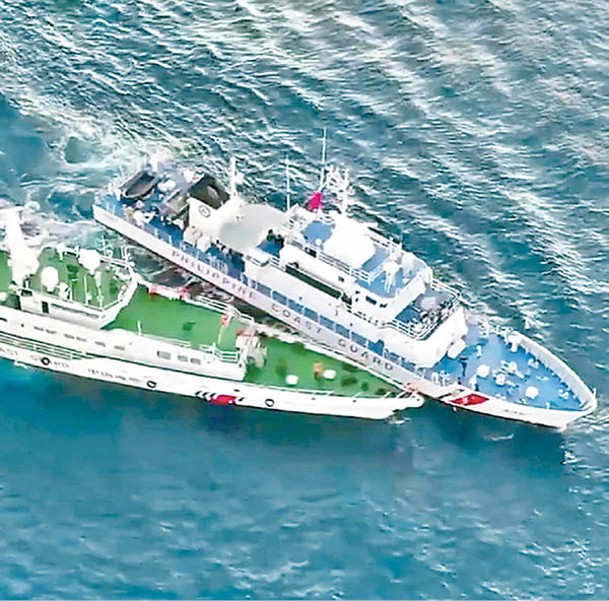 中國海警船攔截菲律賓運補船。