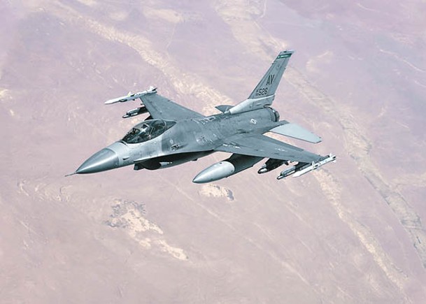 F16改裝無人駕駛  美空軍官將登機