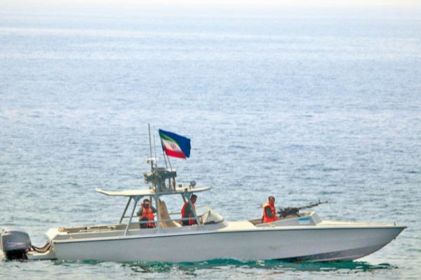 伊朗革命衞隊快艇在霍爾木茲海峽巡邏。