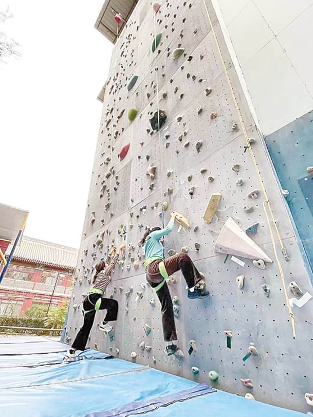 不少學生在選課後喜愛攀岩等運動。