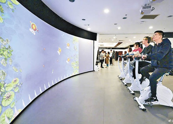 學生配合虛擬實境在健身室做運動。