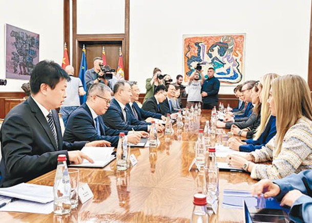 中國和塞爾維亞代表會面。