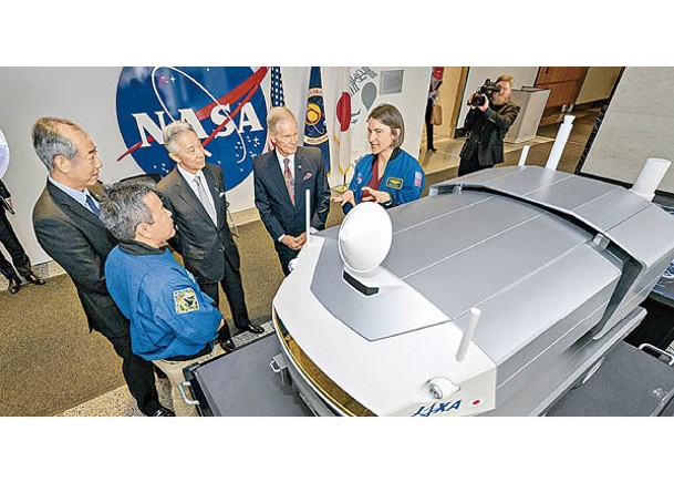 納爾遜（左四）觀摩月球探測車模型。