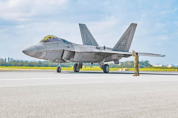 美國在嘉手納空軍基地部署F22隱形戰機。