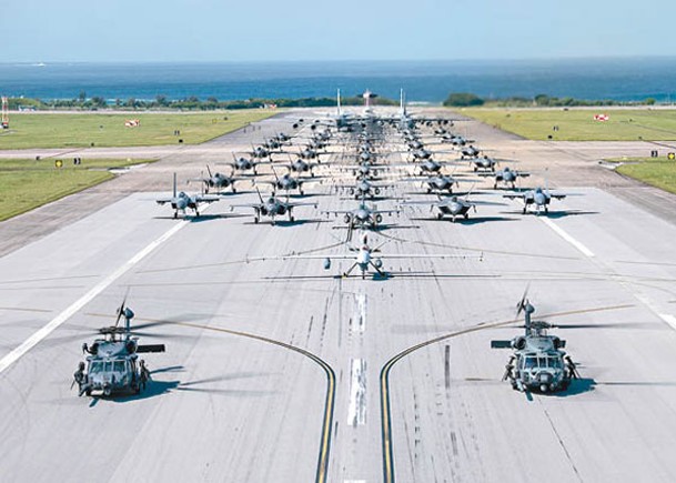 大批美國軍機在嘉手納空軍基地跑道集結。