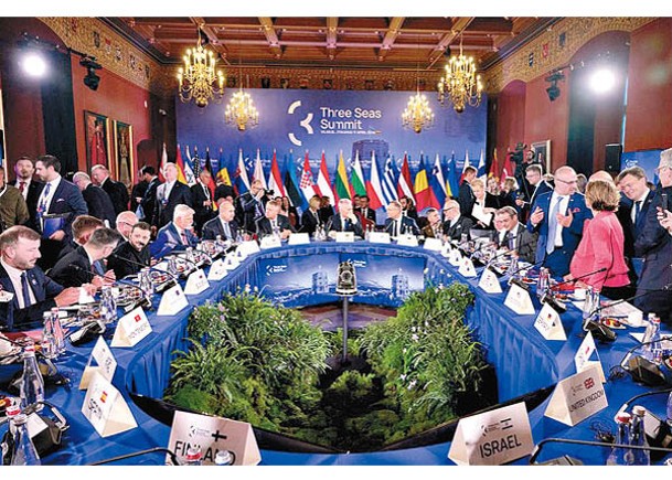 烏總統赴三海峰會  與拉國簽軍援協議