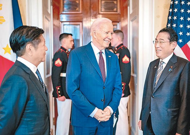 菲律賓總統小馬可斯（左起）、美國總統拜登、日本首相岸田文雄舉行峰會。