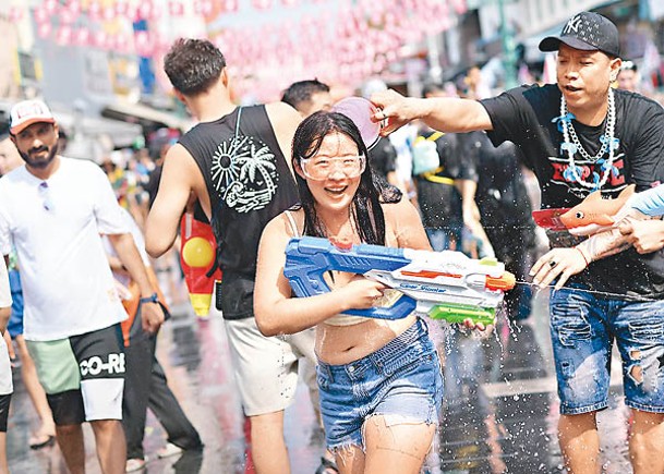泰國曼谷迎潑水節  槍林彈雨氣氛熱烈
