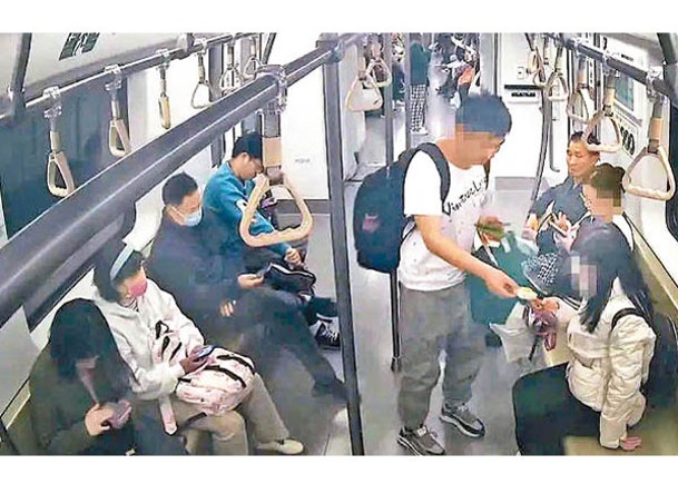 背包男子在地鐵內要求乘客掃碼。