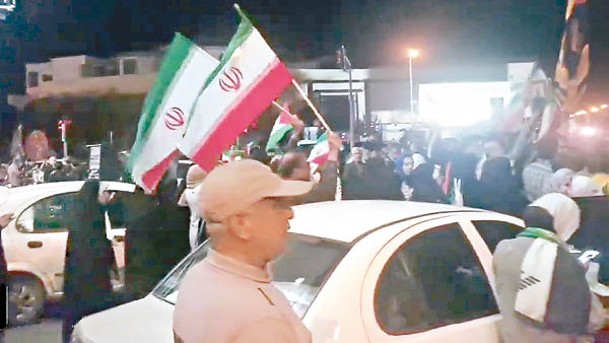 德黑蘭民眾揮舞伊朗國旗。