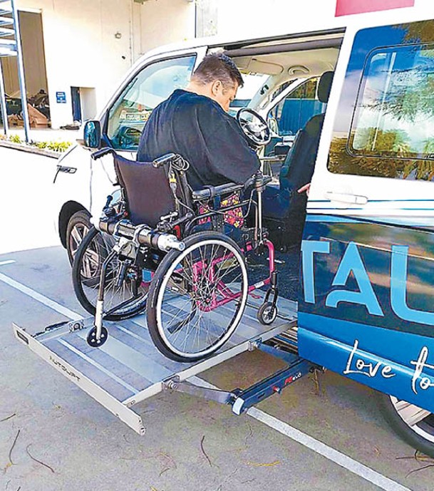 哈爾丁的專用汽車可上輪椅。