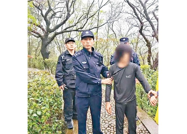 疑犯（右）被警方拘捕。