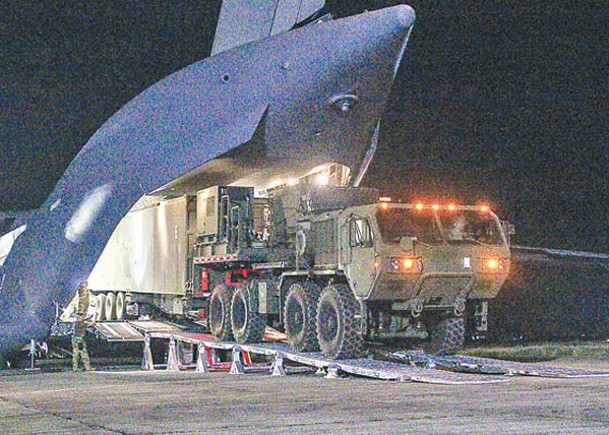 美國中程能力導彈系統由運輸機送抵菲律賓部署。