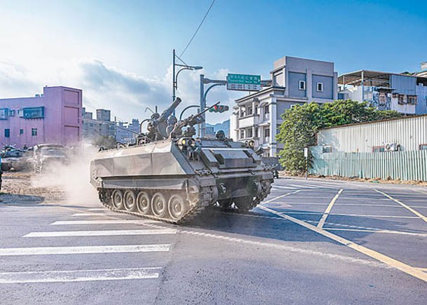 台灣軍方定期在市區進行演習。（Getty Images圖片）