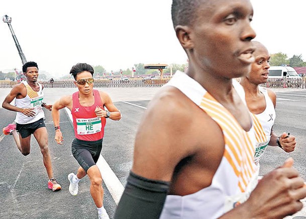 非洲跑手辯稱配速  助何杰獲勝破紀錄