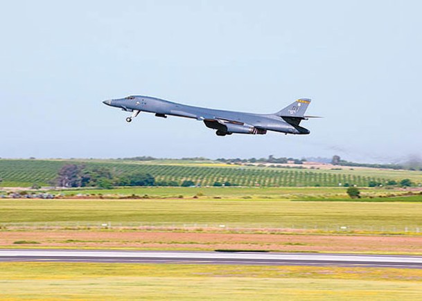 美國B1B超音速轟炸機從西班牙莫龍空軍基地起飛。