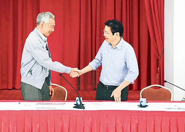 李顯龍（左）出任國務資政，黃循財（右）接任總理。