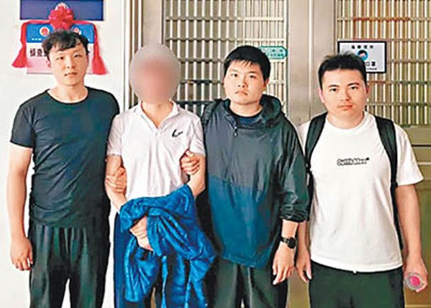 李男（左二）被警方拘捕。
