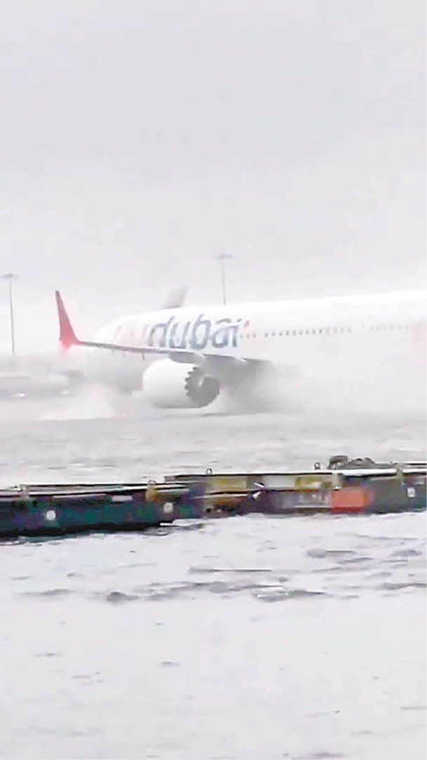 暴雨導致多班航班延誤。