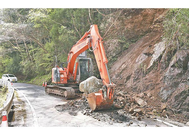 高知縣有大石滾下阻路。