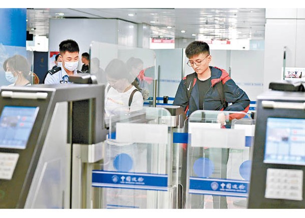 旅客在福州長樂國際機場通過邊檢快捷通道出境。（中新社圖片）
