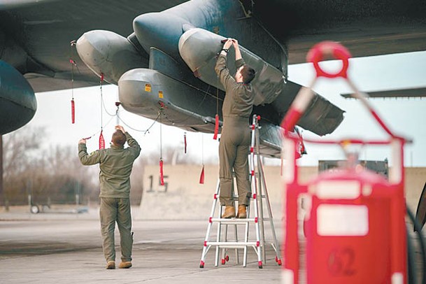 B52H戰略轟炸機在邁諾特空軍基地掛載AGM86B型空射巡航導彈。