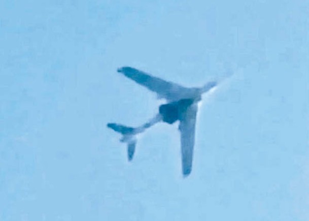 轟6MW轟炸機掛載一架疑似新型無人機。