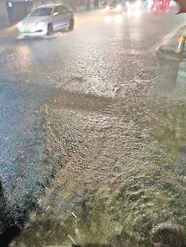 深圳街道出現積水。