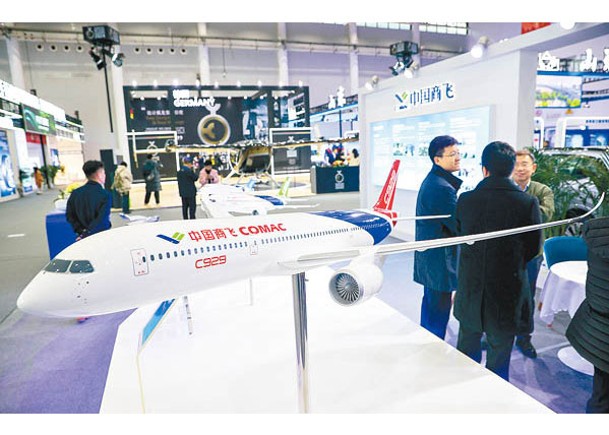 中國商飛公司展出C929寬體客機模型。（中新社圖片）